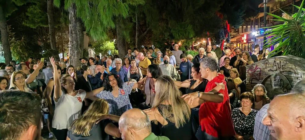 Το γλέντι στο κιόσκι της Λαϊκής Συσπείρωσης καλά κρατεί - Συμμετοχή πολιτών από διάφορους πολιτικούς χώρους 11