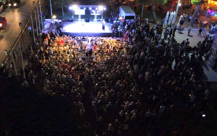 "Παράσταση νίκης για Πανόπουλο από την κατάμεστη πλατεία Ηρώων" 1