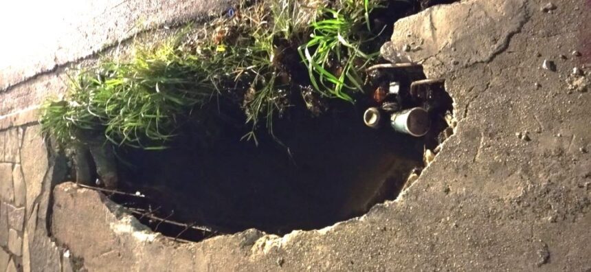 Κίνδυνος: Κατάρρευση πεζοδρομίου στο Παλατάκι 2 Κίνδυνος: Κατάρρευση πεζοδρομίου στο Παλατάκι 1