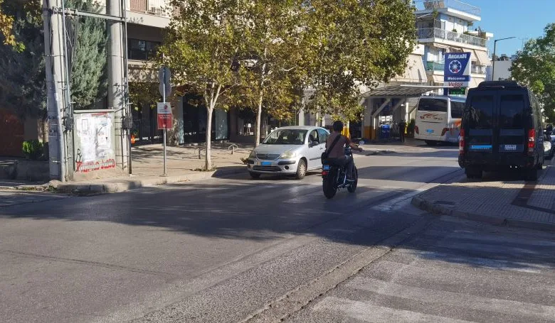 Τραυματίστηκε ντελιβεράς στη Γ. Παπανδρέου 2 Τραυματίστηκε ντελιβεράς στη Γ. Παπανδρέου 1