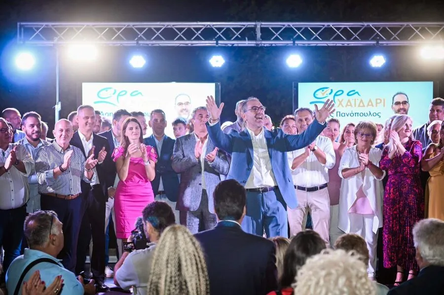 "Παράσταση νίκης για Πανόπουλο από την κατάμεστη πλατεία Ηρώων" 8 "Παράσταση νίκης για Πανόπουλο από την κατάμεστη πλατεία Ηρώων" 7