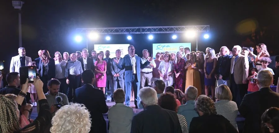 "Παράσταση νίκης για Πανόπουλο από την κατάμεστη πλατεία Ηρώων" 14 "Παράσταση νίκης για Πανόπουλο από την κατάμεστη πλατεία Ηρώων" 13