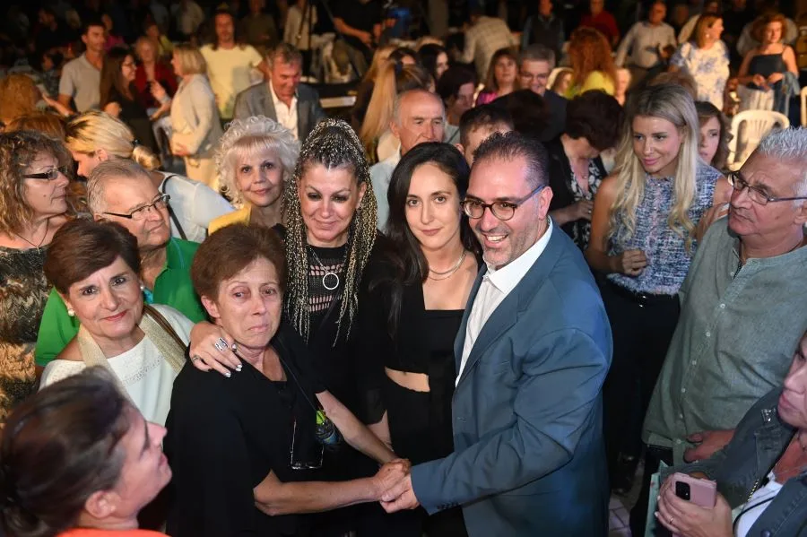 "Παράσταση νίκης για Πανόπουλο από την κατάμεστη πλατεία Ηρώων" 12 "Παράσταση νίκης για Πανόπουλο από την κατάμεστη πλατεία Ηρώων" 11