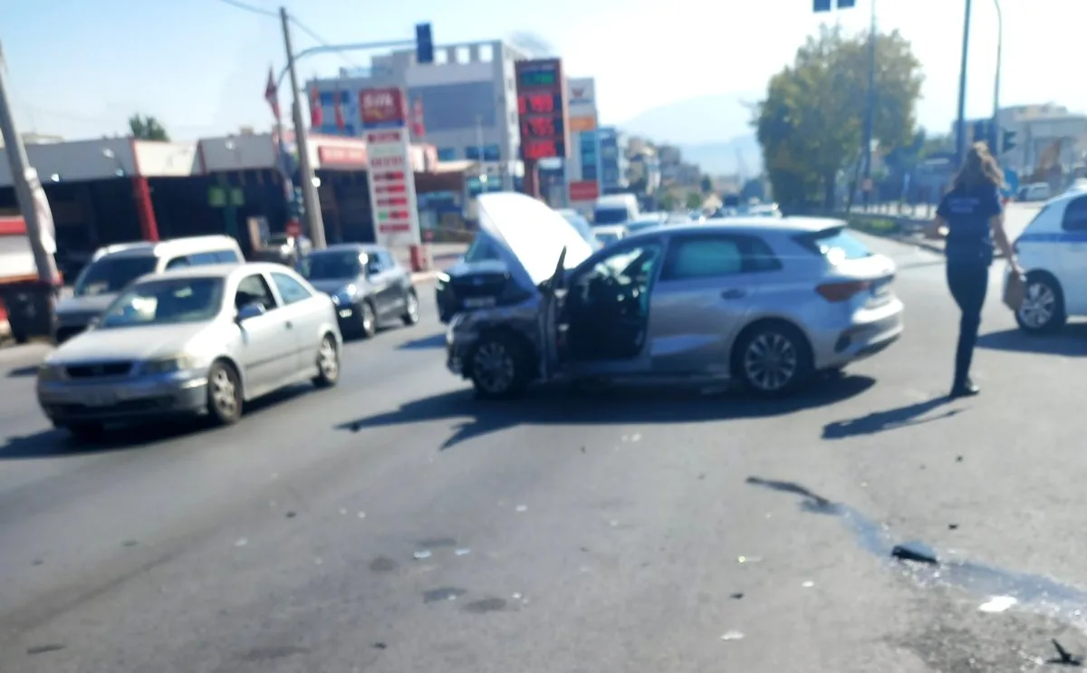 Σφοδρή σύγκρουση ΙΧ στη Λεωφόρο Αθηνών 6 Σφοδρή σύγκρουση ΙΧ στη Λεωφόρο Αθηνών 5