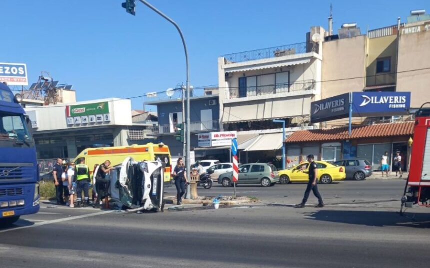 Σφοδρή σύγκρουση ΙΧ στη Λεωφόρο Αθηνών 1