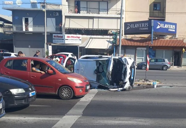 Σφοδρή σύγκρουση ΙΧ στη Λεωφόρο Αθηνών 4 Σφοδρή σύγκρουση ΙΧ στη Λεωφόρο Αθηνών 3