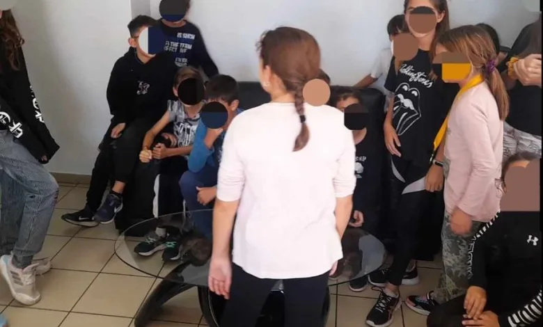 Η Διεύθυνση Πρωτοβάθμιας "τα βρήκε μπαστούνια" με την αγανακτισμένη Χαϊδαριώτισσα μάνα! 2 Η Διεύθυνση Πρωτοβάθμιας "τα βρήκε μπαστούνια" με την αγανακτισμένη Χαϊδαριώτισσα μάνα! 1