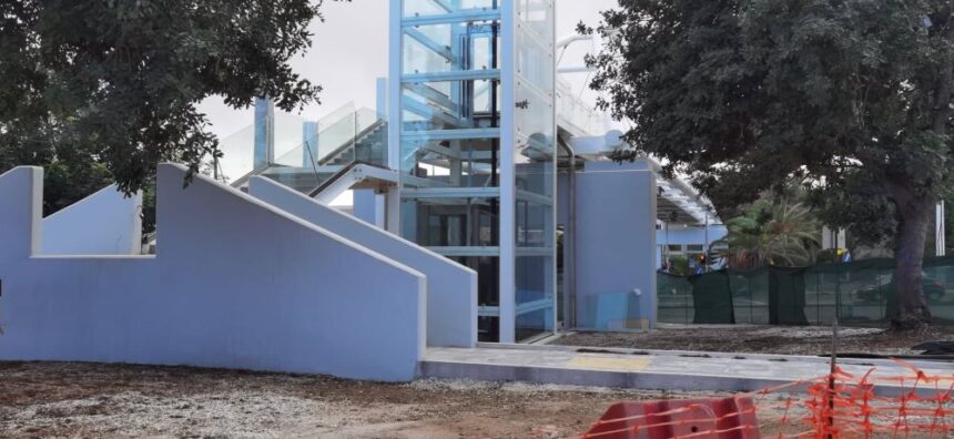 Τελευταίες πινελιές στην πεζογέφυρα της Λεωφόρου Αθηνών στο Παλατάκι 1