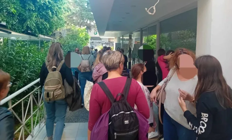 Περιστέρι: Γονείς ζήτησαν δασκάλα για τα παιδιά τους και τους απείλησαν με την αστυνομία! 2 Περιστέρι: Γονείς ζήτησαν δασκάλα για τα παιδιά τους και τους απείλησαν με την αστυνομία! 1