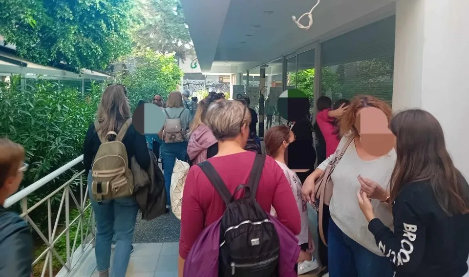 Η Διεύθυνση Πρωτοβάθμιας "τα βρήκε μπαστούνια" με την αγανακτισμένη Χαϊδαριώτισσα μάνα! 6 Η Διεύθυνση Πρωτοβάθμιας "τα βρήκε μπαστούνια" με την αγανακτισμένη Χαϊδαριώτισσα μάνα! 5