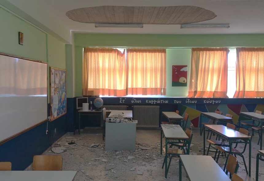 Αιγάλεω: Κατέρρευσε οροφή σε σχολική τάξη – Από θαύμα γλίτωσαν μαθητές και εκπαιδευτικοί 2 Αιγάλεω: Κατέρρευσε οροφή σε σχολική τάξη – Από θαύμα γλίτωσαν μαθητές και εκπαιδευτικοί 1