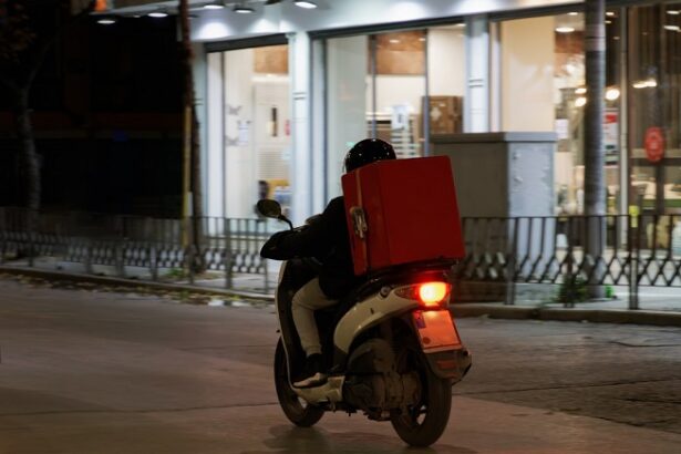 Τροχαίο στην Καραϊσκάκη: Στην εντατική ο νεαρός ντελιβεράς 43