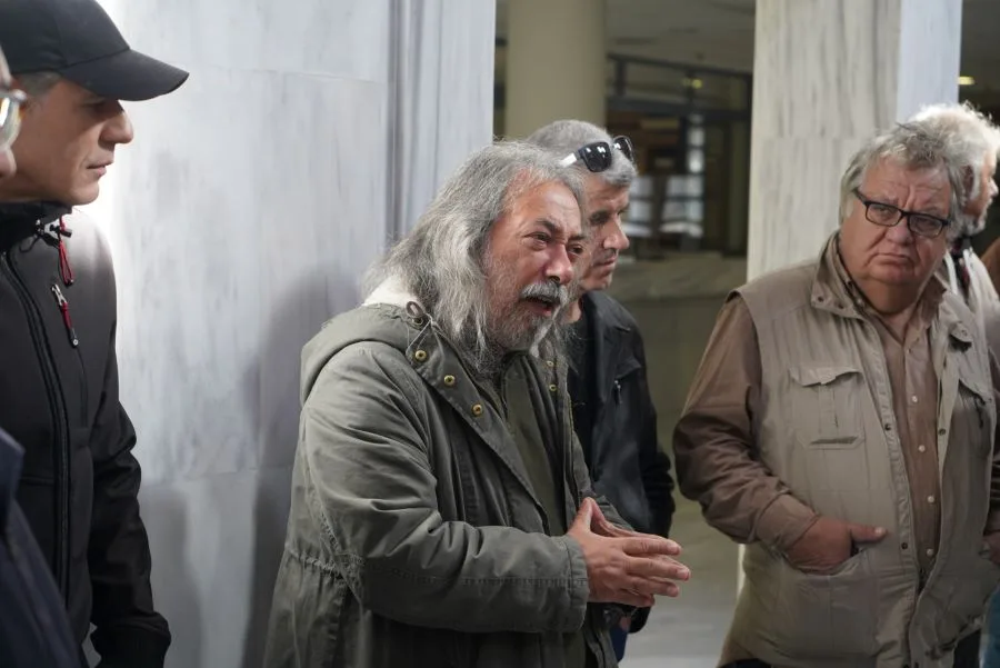 Τι γυρεύουν τα απορριμματοφόρα στο Δημαρχείο 2 Τι γυρεύουν τα απορριμματοφόρα στο Δημαρχείο 1