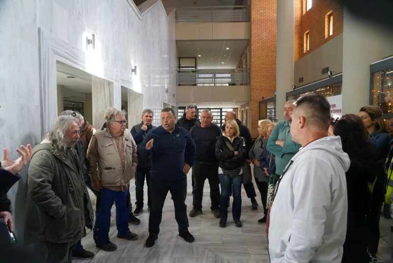 Τι γυρεύουν τα απορριμματοφόρα στο Δημαρχείο 4 Τι γυρεύουν τα απορριμματοφόρα στο Δημαρχείο 3