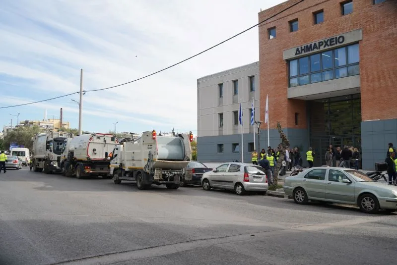 Τι γυρεύουν τα απορριμματοφόρα στο Δημαρχείο 6 Τι γυρεύουν τα απορριμματοφόρα στο Δημαρχείο 5