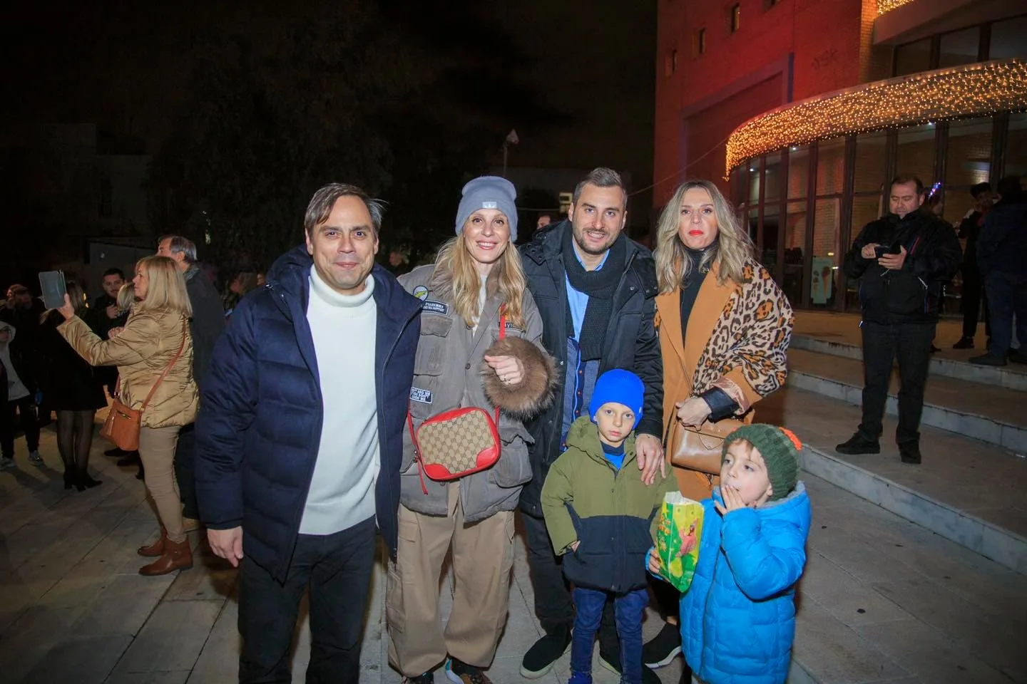 Με χαρά και ενθουσιασμό το Χαϊδάρι άναψε το χριστουγεννιάτικο δέντρο του 4 Με χαρά και ενθουσιασμό το Χαϊδάρι άναψε το χριστουγεννιάτικο δέντρο του 3
