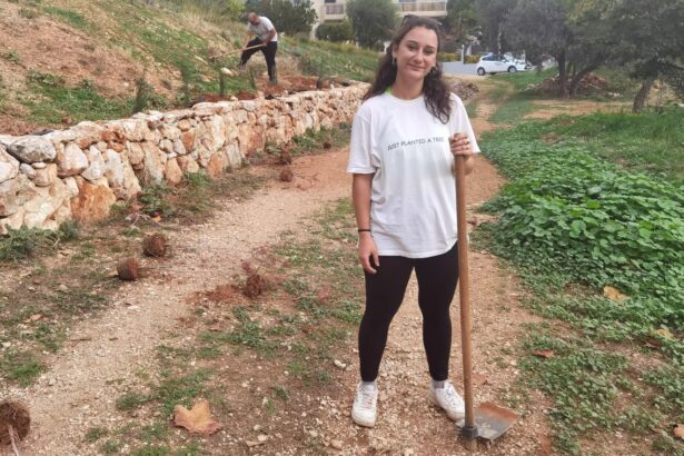 Η καλή είδηση της ημέρας: Δυο νέα παιδιά αντικαθιστούν τα ξερά δεντράκια της δενδροφύτευσης 7