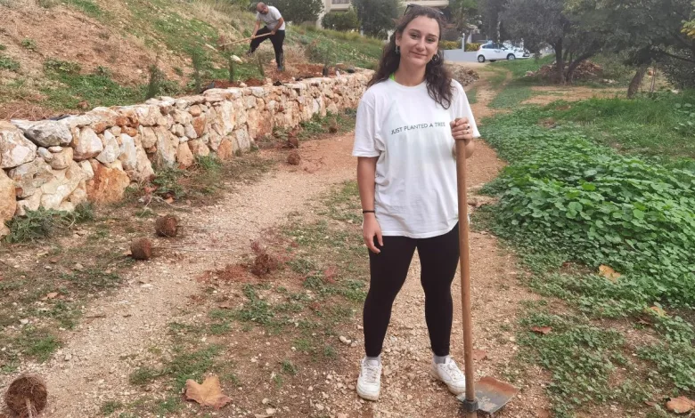 Η καλή είδηση της ημέρας: Δυο νέα παιδιά αντικαθιστούν τα ξερά δεντράκια της δενδροφύτευσης 2 Η καλή είδηση της ημέρας: Δυο νέα παιδιά αντικαθιστούν τα ξερά δεντράκια της δενδροφύτευσης 1