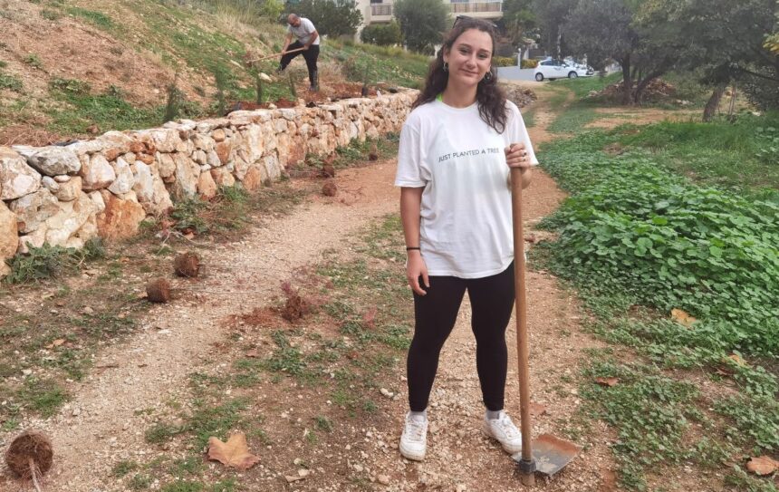 Η καλή είδηση της ημέρας: Δυο νέα παιδιά αντικαθιστούν τα ξερά δεντράκια της δενδροφύτευσης 1