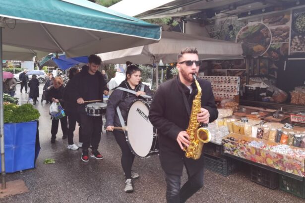 Η βόλτα του χριστουγεννιάτικου σαξόφωνου στη λαϊκή 17
