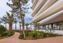Isla Brown Corinthia: Το βραβευμένο πεντάστερο στους Αγ. Θεοδώρους που θέλει να μοιάζει με λευκό βότσαλο 62