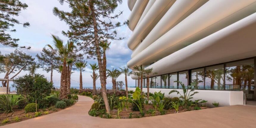 Άγιοι Θεόδωροι, Isla Brown Corinthia: Το βραβευμένο πεντάστερο που θέλει να μοιάζει με βότσαλο 1