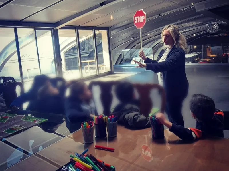 Βιωματική οδική αγωγή στο Ελληνικό Μουσείο Αυτοκινήτου, για τα προνηπιάκια της Νέας Παιδείας 2 Βιωματική οδική αγωγή στο Ελληνικό Μουσείο Αυτοκινήτου, για τα προνηπιάκια της Νέας Παιδείας 1