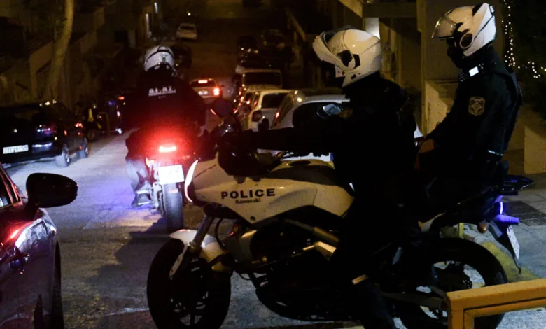Αιγάλεω: Ανήλικοι σε μηχανάκι εμβόλισαν μηχανές της ΔΙΑΣ και τραυμάτισαν αστυνομικό 2 Αιγάλεω: Ανήλικοι σε μηχανάκι εμβόλισαν μηχανές της ΔΙΑΣ και τραυμάτισαν αστυνομικό 1