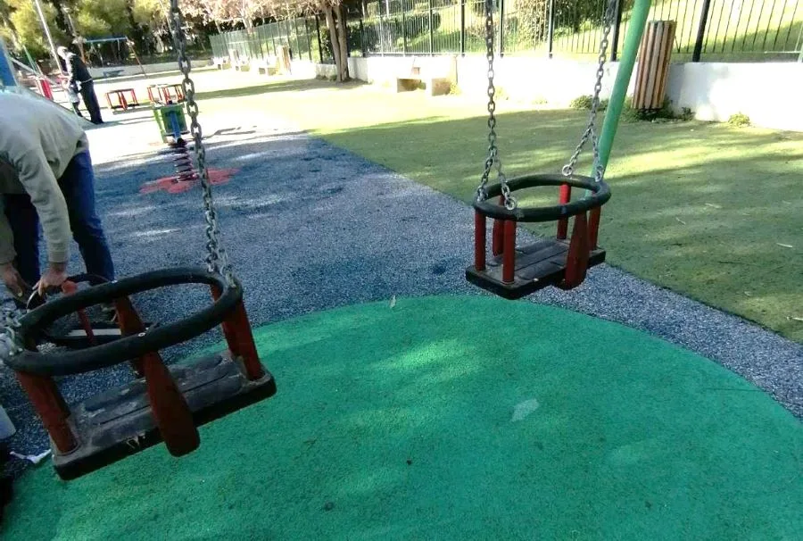 Βανδαλισμός στην παιδική χαρά - Έβαζε τον σκύλο του να καταστρέφει! 2 Βανδαλισμός στην παιδική χαρά - Έβαζε τον σκύλο του να καταστρέφει! 1
