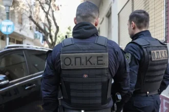 Σοκ στην Πετρούπολη: Συνελήφθη ανήλικος έξω από σχολείο με μπαλτά 29 εκατοστών 29