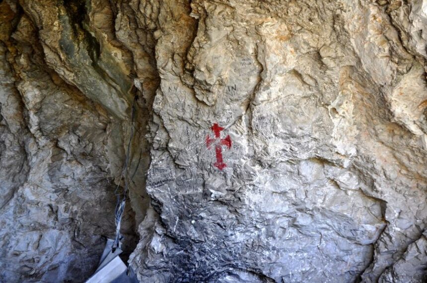 Όρος Αιγάλεω: Το σπήλαιο του γέροντα Αιμιλιανού, ηγούμενου της Μονής Σίμωνος Πέτρας 1