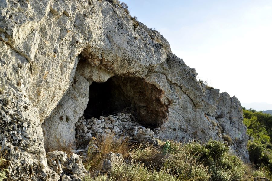Όρος Αιγάλεω: Βρέθηκε το σπήλαιο του γέροντα Αιμιλιανού, ηγούμενου της Μονής Σίμωνος Πέτρας 10 Όρος Αιγάλεω: Βρέθηκε το σπήλαιο του γέροντα Αιμιλιανού, ηγούμενου της Μονής Σίμωνος Πέτρας 9