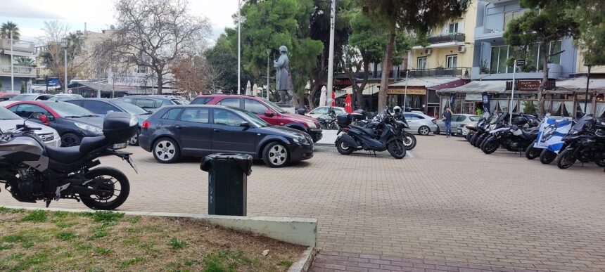 Της πλατείας το κάγκελο... 1