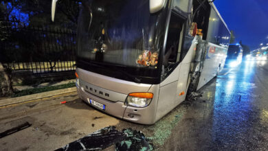 "Πόλεμος" στη Λεωφόρο Αθηνών - Πούλμαν στις φλόγες 13