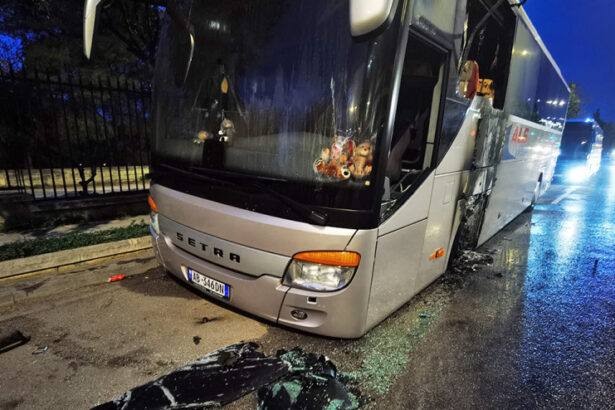 "Πόλεμος" στη Λεωφόρο Αθηνών - Πούλμαν στις φλόγες 15