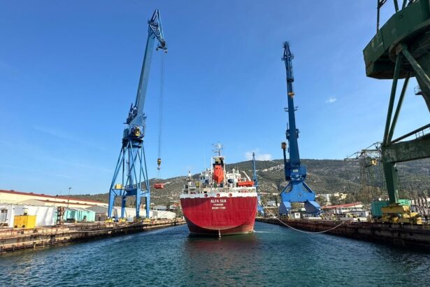 Μεγάλη μέρα για τα Ναυπηγεία Σκαραμαγκά - Μπήκε σήμερα το πρώτο πλοίο για επισκευές 23