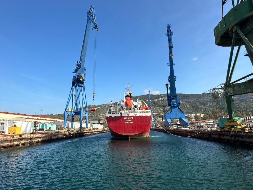 Μεγάλη μέρα για τα Ναυπηγεία Σκαραμαγκά - Μπήκε σήμερα το πρώτο πλοίο για επισκευές 1