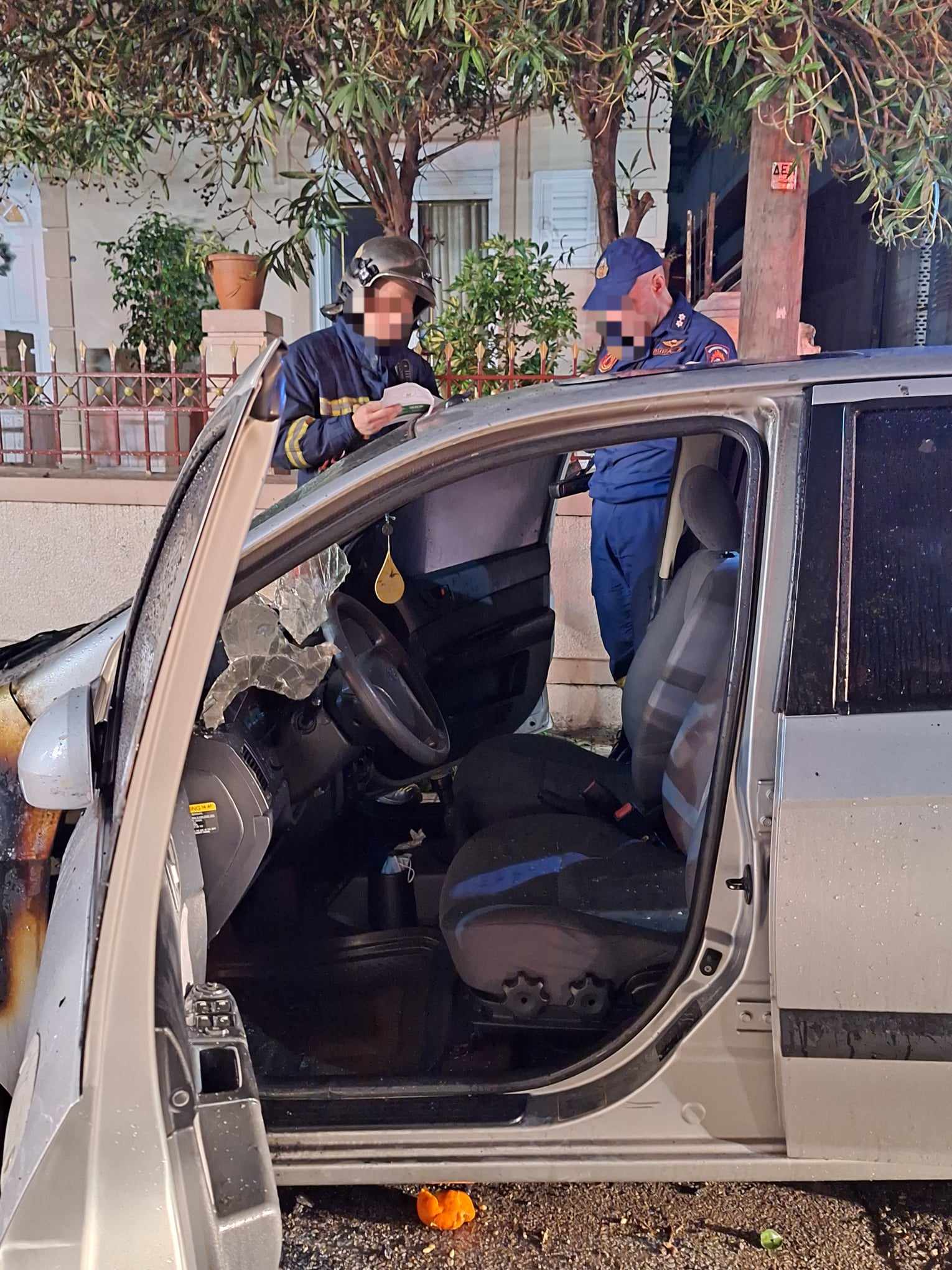 Φωτιά σε αυτοκίνητο στο κεντρικό Χαϊδάρι, η γειτονιά στο πόδι από εκρήξεις - Βίντεο 8 Φωτιά σε αυτοκίνητο στο κεντρικό Χαϊδάρι, η γειτονιά στο πόδι από εκρήξεις - Βίντεο 7