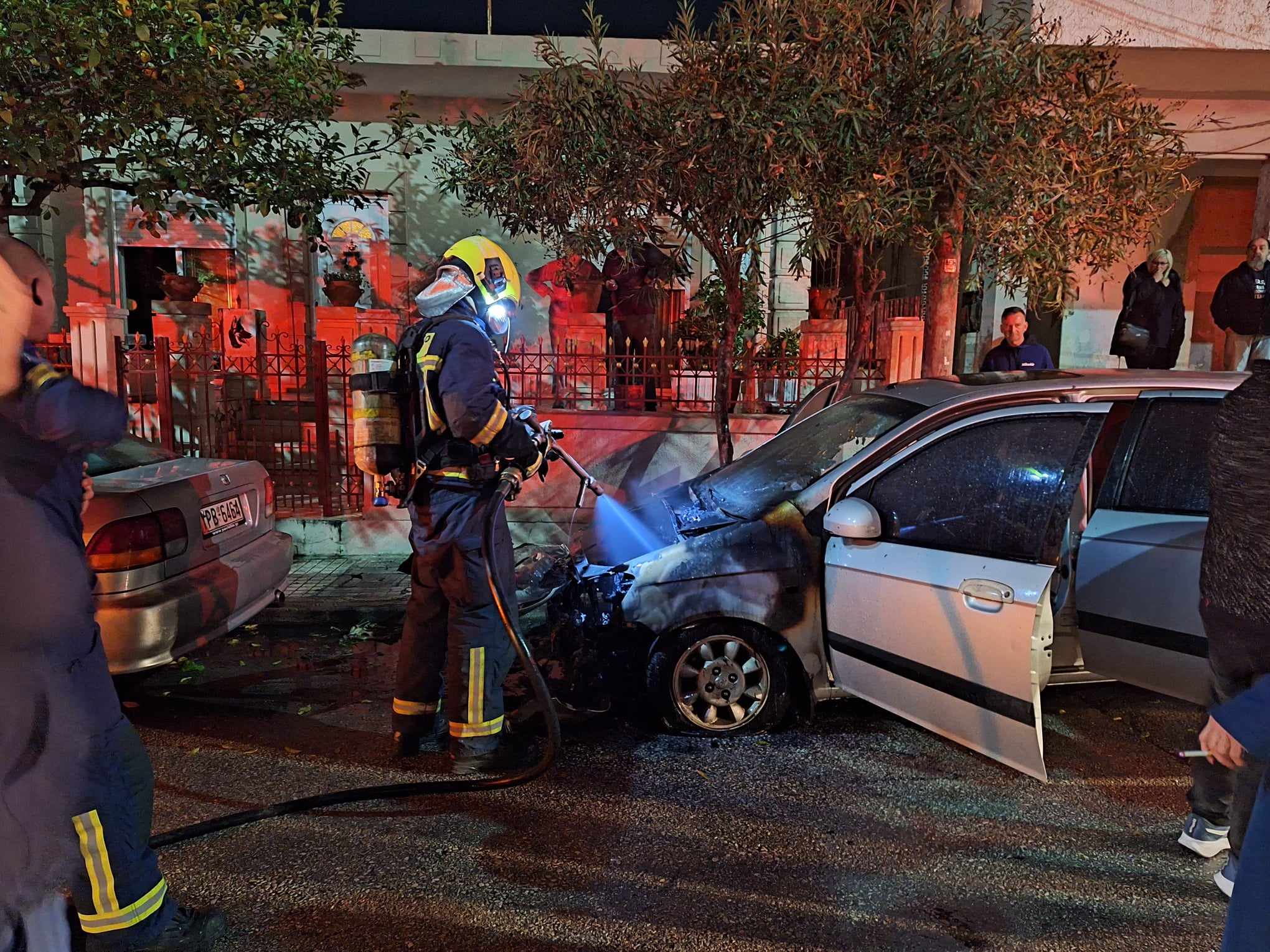 Φωτιά σε αυτοκίνητο στο κεντρικό Χαϊδάρι, η γειτονιά στο πόδι από εκρήξεις - Βίντεο 4 Φωτιά σε αυτοκίνητο στο κεντρικό Χαϊδάρι, η γειτονιά στο πόδι από εκρήξεις - Βίντεο 3