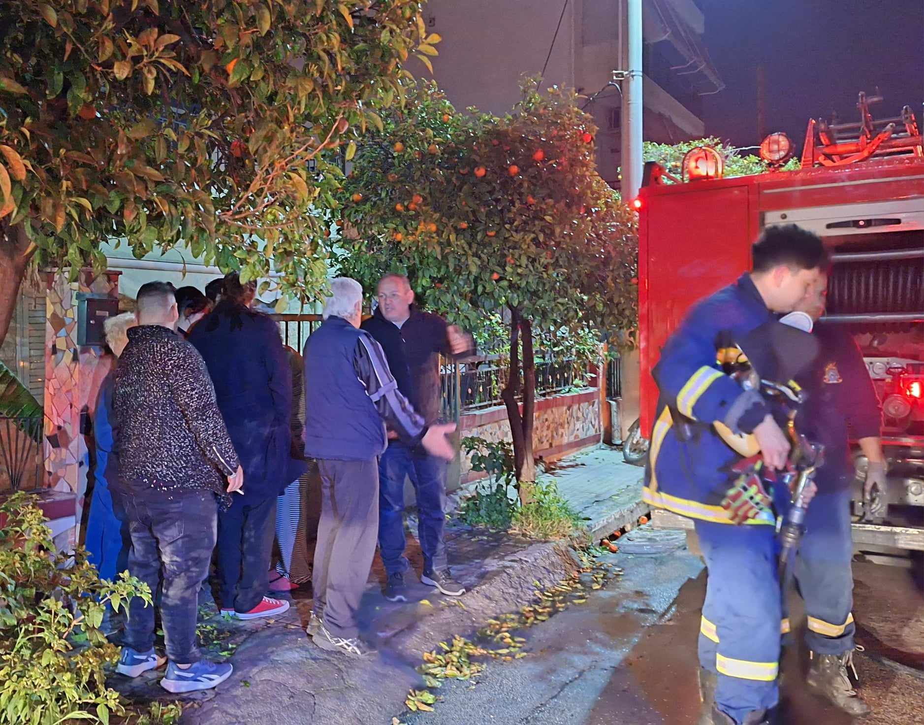 Φωτιά σε αυτοκίνητο στο κεντρικό Χαϊδάρι, η γειτονιά στο πόδι από εκρήξεις - Βίντεο 10 Φωτιά σε αυτοκίνητο στο κεντρικό Χαϊδάρι, η γειτονιά στο πόδι από εκρήξεις - Βίντεο 9