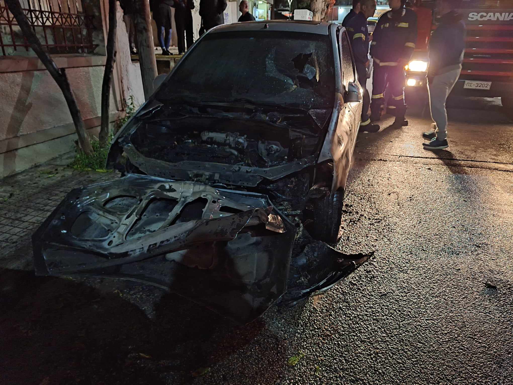 Φωτιά σε αυτοκίνητο στο κεντρικό Χαϊδάρι, η γειτονιά στο πόδι από εκρήξεις - Βίντεο 6 Φωτιά σε αυτοκίνητο στο κεντρικό Χαϊδάρι, η γειτονιά στο πόδι από εκρήξεις - Βίντεο 5