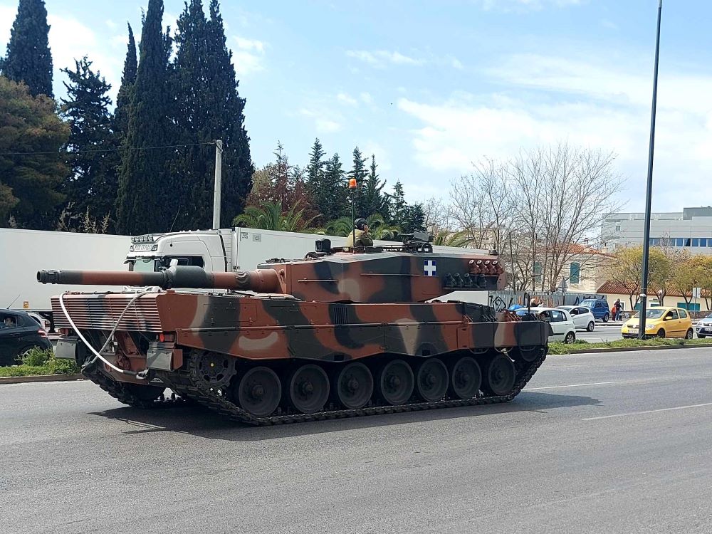 Εντυπωσιακή διέλευση μηχανοκίνητων της κεντρικής παρέλασης από το Παλατάκι! - Βίντεο 4 Εντυπωσιακή διέλευση μηχανοκίνητων της κεντρικής παρέλασης από το Παλατάκι! - Βίντεο 3