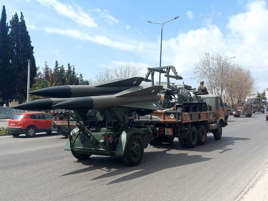 Εντυπωσιακή διέλευση μηχανοκίνητων της κεντρικής παρέλασης από το Παλατάκι! - Βίντεο 1