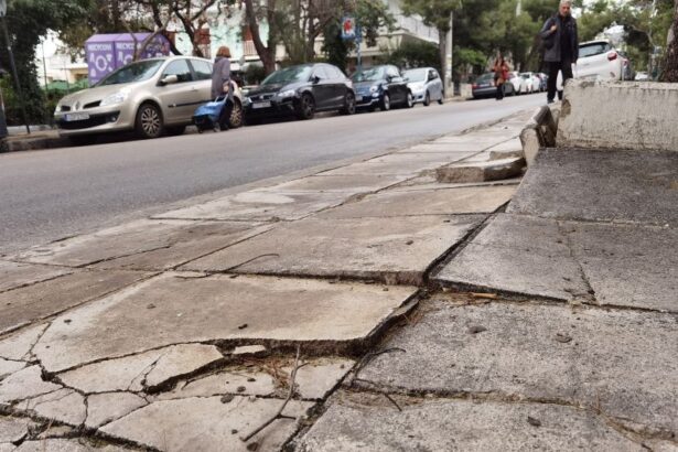Γυναίκα έπεσε και έσπασε τον ώμο της σε πεζοδρόμιο 15
