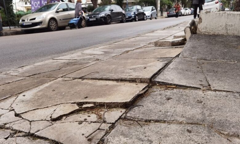 Γυναίκα έπεσε και έσπασε τον ώμο της σε πεζοδρόμιο 2 Γυναίκα έπεσε και έσπασε τον ώμο της σε πεζοδρόμιο 1