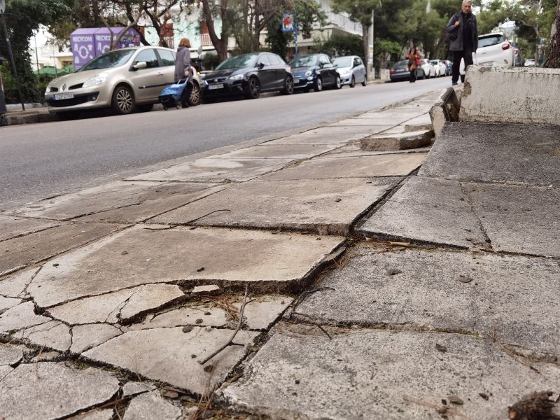 Γυναίκα έπεσε και έσπασε τον ώμο της σε πεζοδρόμιο 2 Γυναίκα έπεσε και έσπασε τον ώμο της σε πεζοδρόμιο 1