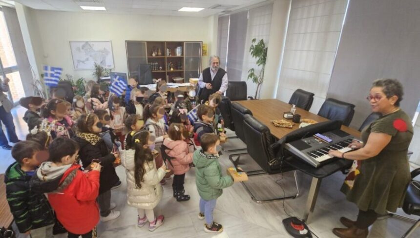 Χελιδονίσματα: Τα κάλαντα της άνοιξης στο Δημαρχείο Χαϊδαρίου 1