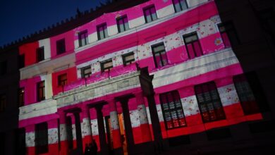 Παγκόσμια Ημέρα Γυναίκας: Η ροζ σημαία της Γεωργίας Λαλέ στολίζει το Δημαρχείο της Αθήνας 20