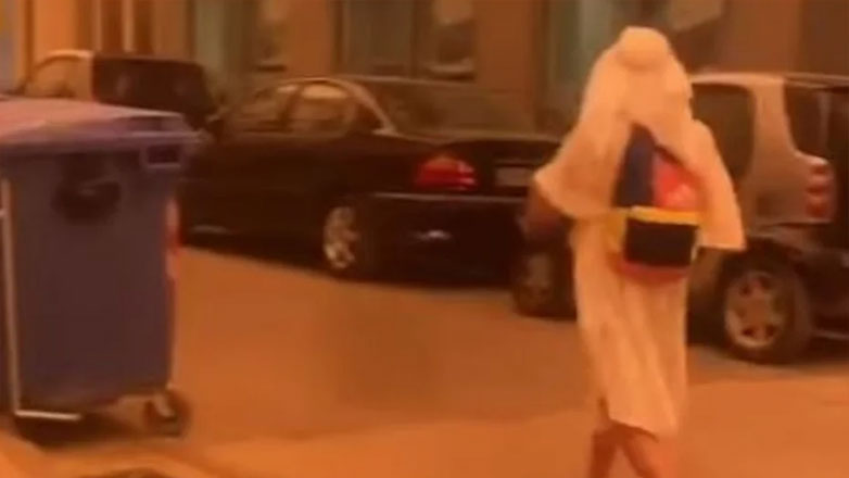 Φόρεσε κελεμπία για να πάει στο μάθημα 2 Φόρεσε κελεμπία για να πάει στο μάθημα 1