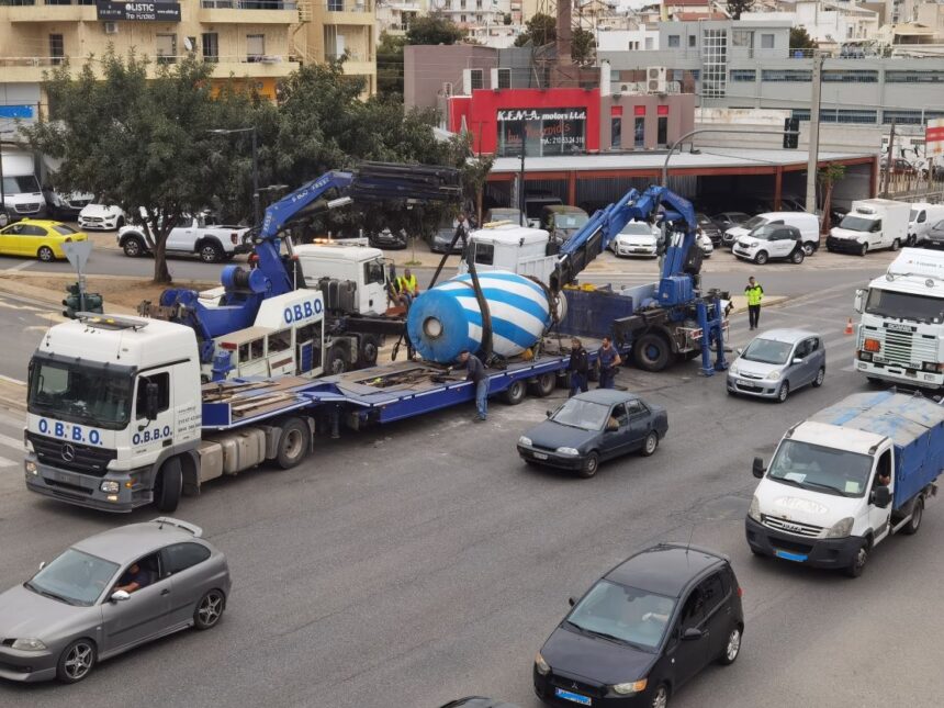 Έτσι ανατράπηκε η μπετονιέρα στη Λ. Αθηνών - Πολύωρη επιχείρηση απομάκρυνσης - Βίντεο και φωτογραφίες 1